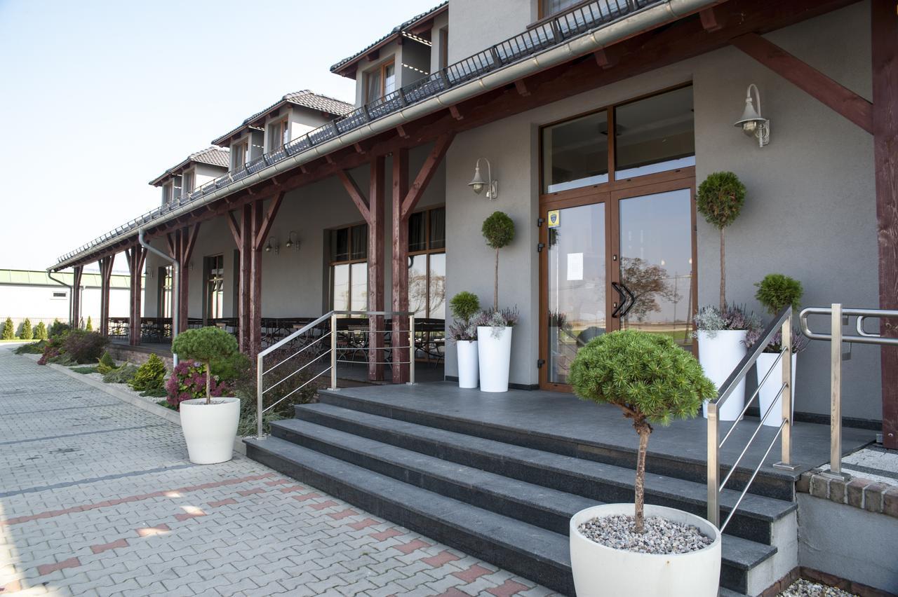 Hotel Pod Szyszkami Kozmin Buitenkant foto